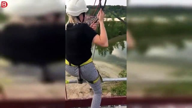 Une fille chute d’une tyrolienne à cause d’un mousqueton qui s’est détaché