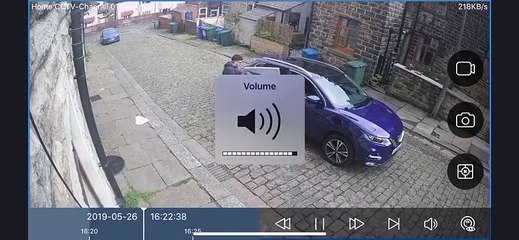 Il se fait courser par un chien... tout petit !