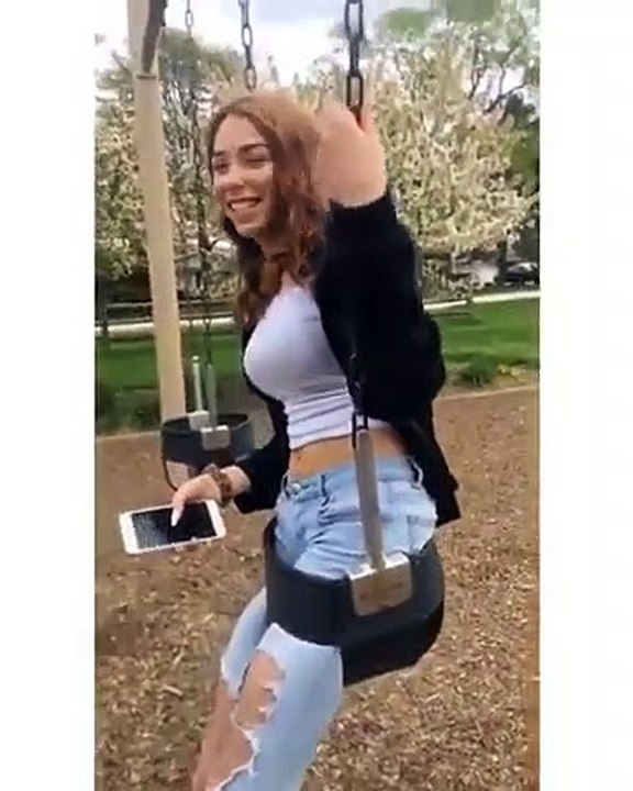 Coincée dans un harnais de balançoire pour enfants elle est libérée par les pompiers !