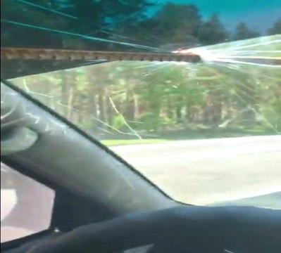 Demir aracın ön camından girdi: Sürücü ölümden döndü