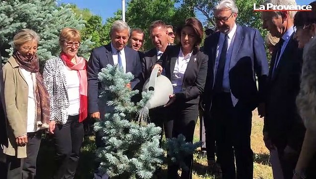 Arménie : la délégation provençale se recueille sur le site du mémorial du génocide