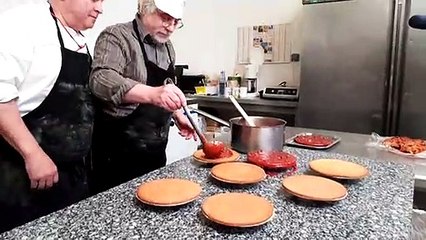 L'écrivain Christian Chavassieux s'essaye à la confection de tarte aux pralines avec le pâtissier Max Fleurdepine