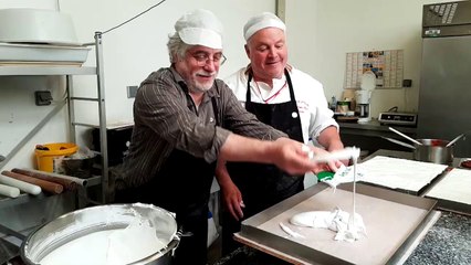 Christian Chavassieux confectionne de la guimauve avec l'aide de Max Fleurdepine