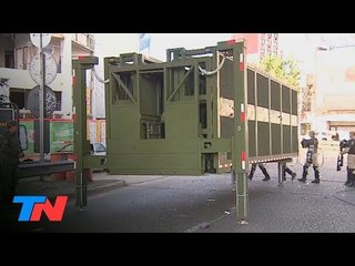 La "supervalla antipiquetes": así se repliega y se cierra