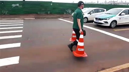 Tráfego de veículos é liberado na Rua Jacarezinho, próximo ao antigo Terminal Leste