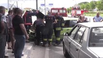 MANİSA Otomobil köprülü kavşakta takla attı: 2 yaralı
