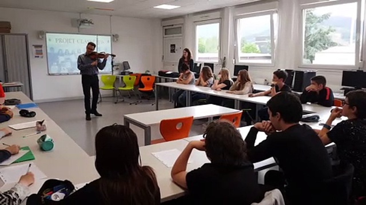 Le violoniste Franck Natan joue devant les élèves du collège Souhait