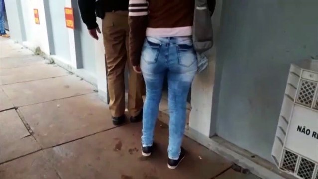 Mulher é flagrada furtando calça em loja de roupas