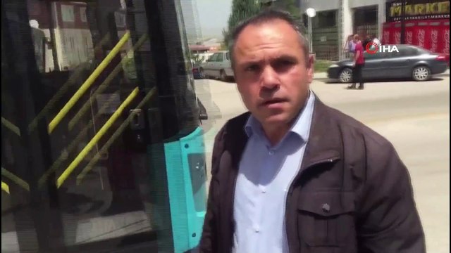 Freni boşalan halk otobüsü binaya çarptı...Kaza anı kamerada