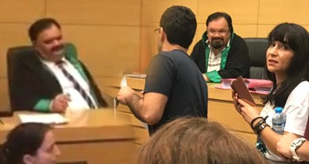 Avukatın etek boyuna karışan hakim gelen tepki sonrası sakalını kesti