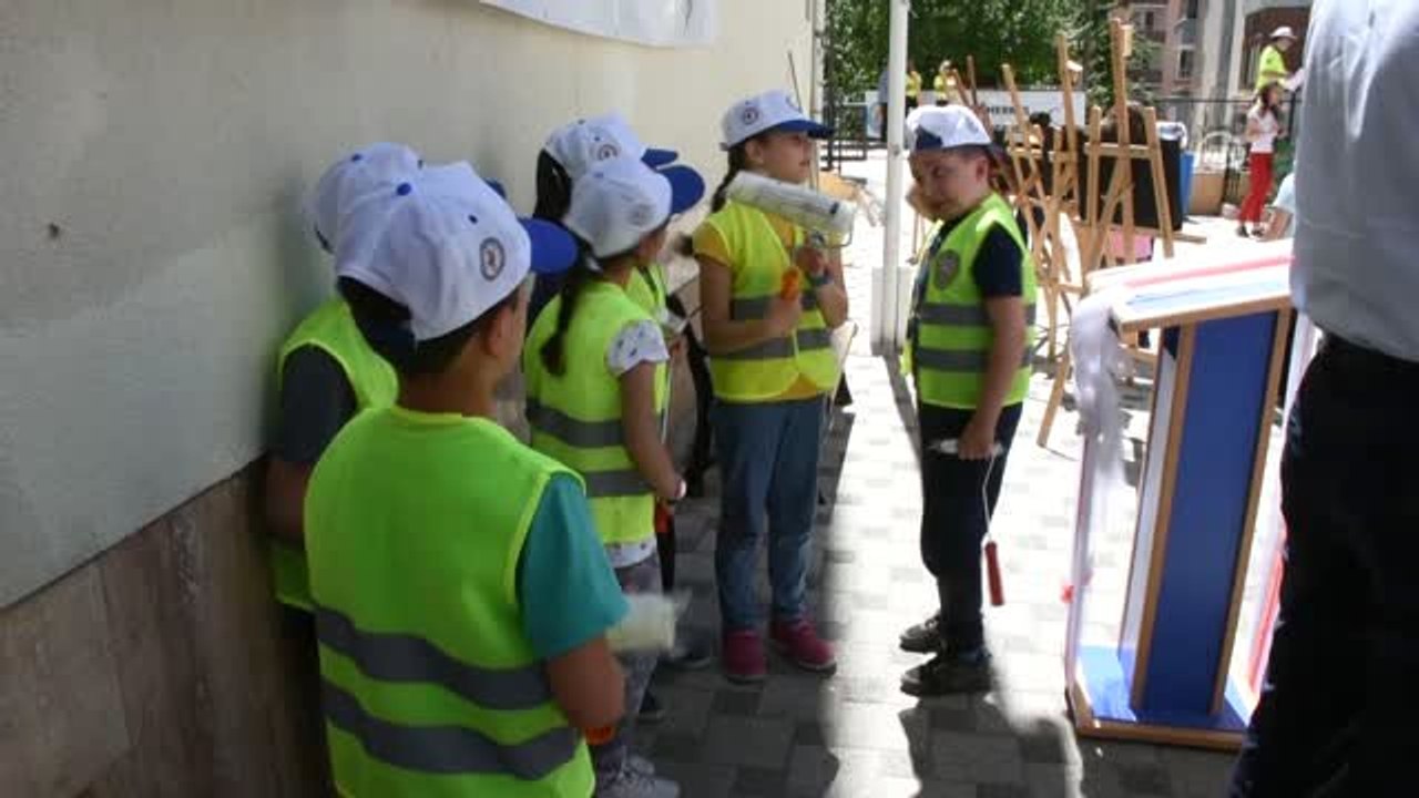 Yaya önceliği için yaya geçidi boyadılar