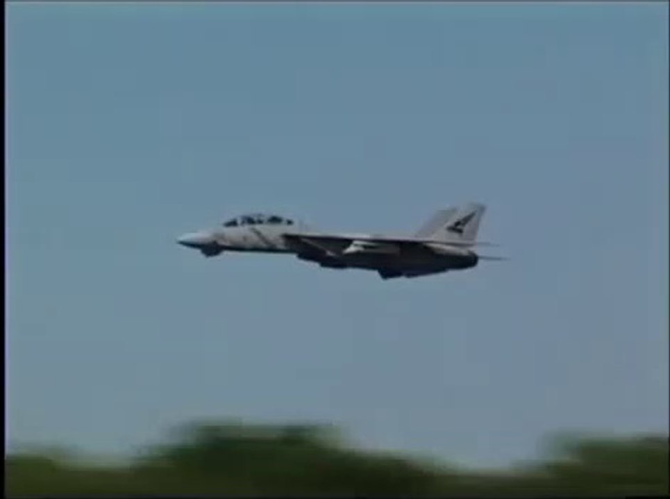 Grumman F-14 B "Tomcat" of Naval Strike Fighter Squadron 143 - low altitude demonstration