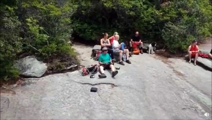 Il pose son téléphone au pire endroit qui soit... Adieu