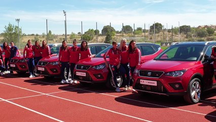 Tải video: Las jugadoras de la Selección  Española de Fútbol posan con el regalo de uno de los patrocinadores