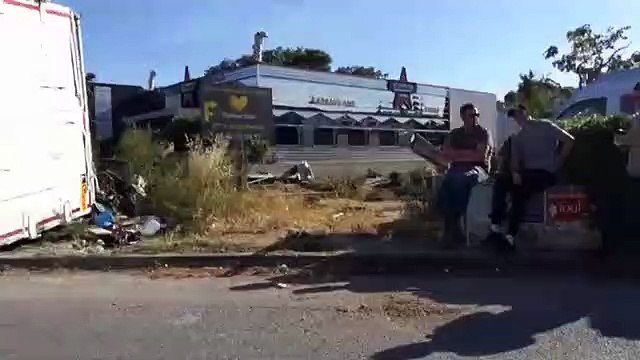 Aubagne : un camion de déchets renversé sur un rond-point sème encore la pagaille