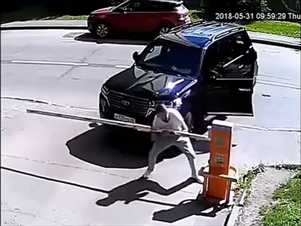 Un conducteur détruit une barrière de parking mais n'a pas vu la police juste derrière lui