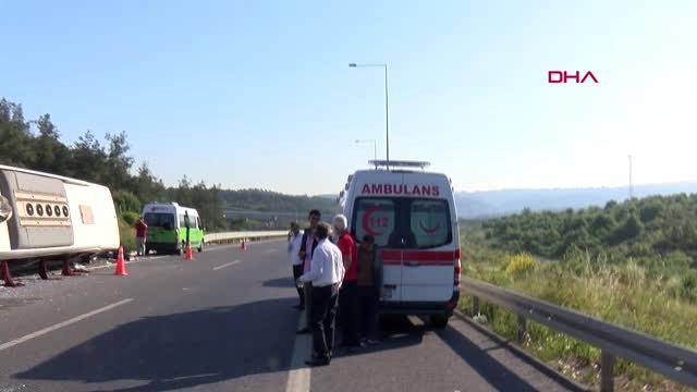 İSTANBUL ÜMRANİYE TEM BAĞLANTI YOLUNDA OTOBÜS DEVRİLDİ: 1 ÖLÜ, 15 YARALI