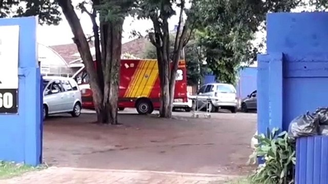 Após sofrer queda, menino de 13 anos quebra o punho em colégio