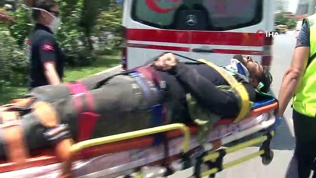 Kamyonun üzerindeki iş makinesi üst geçide çarptı: 2 yaralı