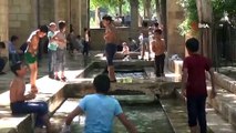 Sıcaktan bunalan çocuklar cami avlusunda serinliyor
