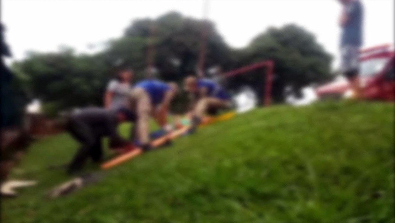 Ao buscar bola em telhado, menino sofre queda de dois metros e meio