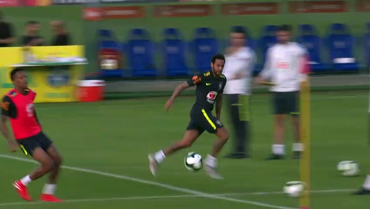 Médicos de Brasil descartan "lesión grave" de Neymar en la rodilla