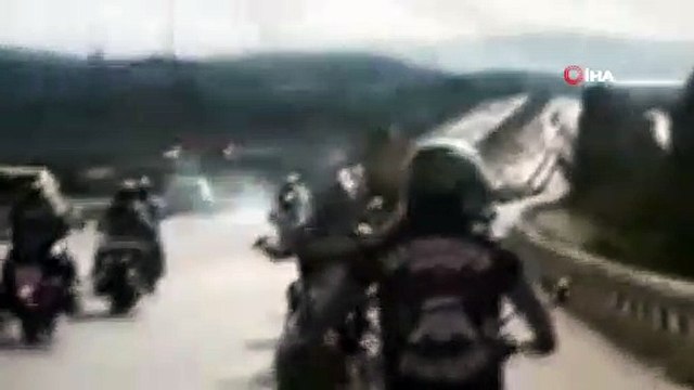 Motosiklet konvoyunu sollamak istedi, bariyerlere çarparak durabildi...Tır kazası kask kamerasında