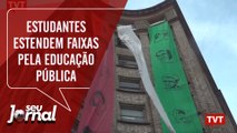 Em Porto Alegre, estudantes estendem faixas pela educação pública