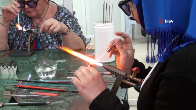 Unutulmaya yüz tutmuş alevde cam boncuk yapımını yaşatmaya çalışıyorlar