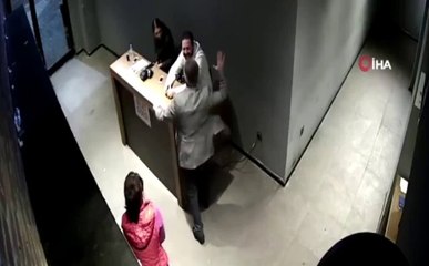 Patrondan çalışanlarına "ayağa kalkmadın" dayağı!