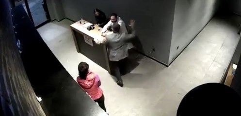 Patrondan çalışanlarına "ayağa kalkmadın" dayağı!