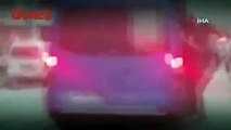 Ümraniye'de minibüsün kapısından sarkarak yapılan tehlikeli yolculuk kamerada