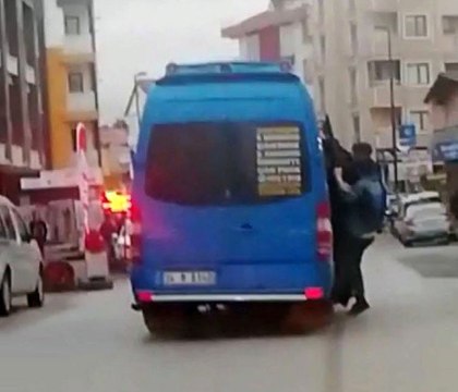 Minibüsteki tehlikeli yolculuk cep telefonu kamerasına saniye saniye yansıdı
