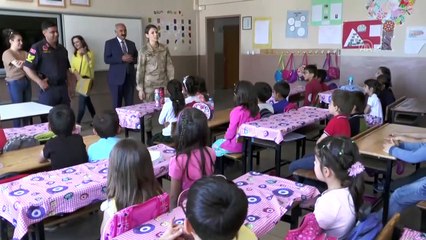 Jandarmadan öğrencilere kırtasiye yardımı - VAN