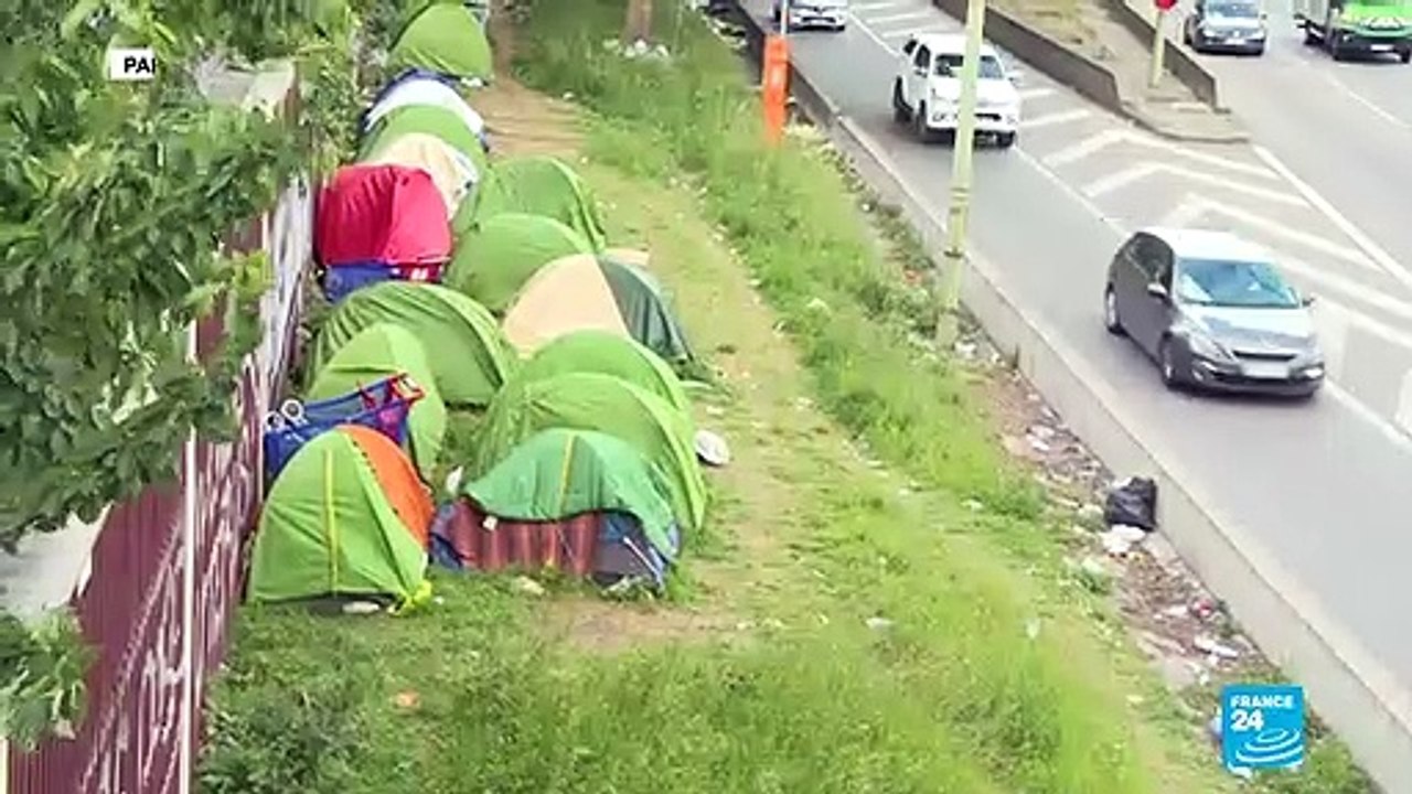 Des réfugiés erythréens campent le long du périphérique à Paris