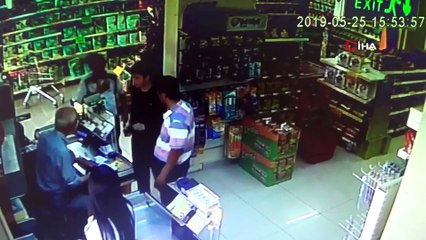 Suriyeli gençten insanlık dersi...Market girişinde bulduğu 17 bin 500 TL'yi sahibine teslim etti