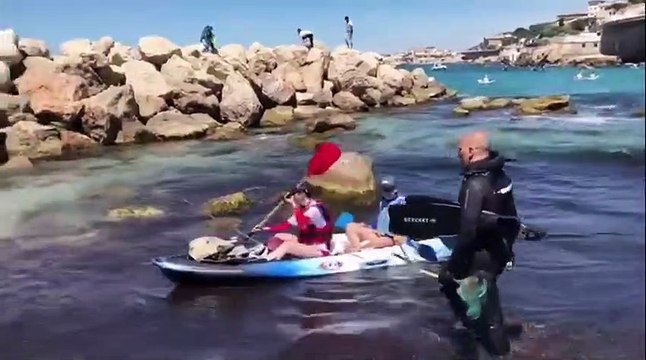 Marseille : les premiers participants de la course de ramassage des déchets arrivent aux Prophètes