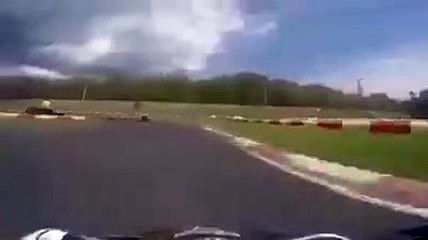 VÍDEO: Ni Lewis Hamilton adelanta así... ¡Menudo crack!