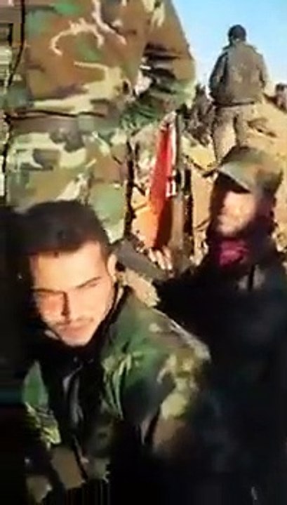 سهيل الحسن يختبأ خلف ساتر ترابي ويصرخ "أخ يا أمي" (فيديو مسرب)