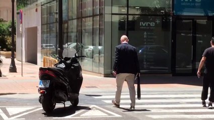 Eugenio Botas sale de las oficinas del Valencia CF