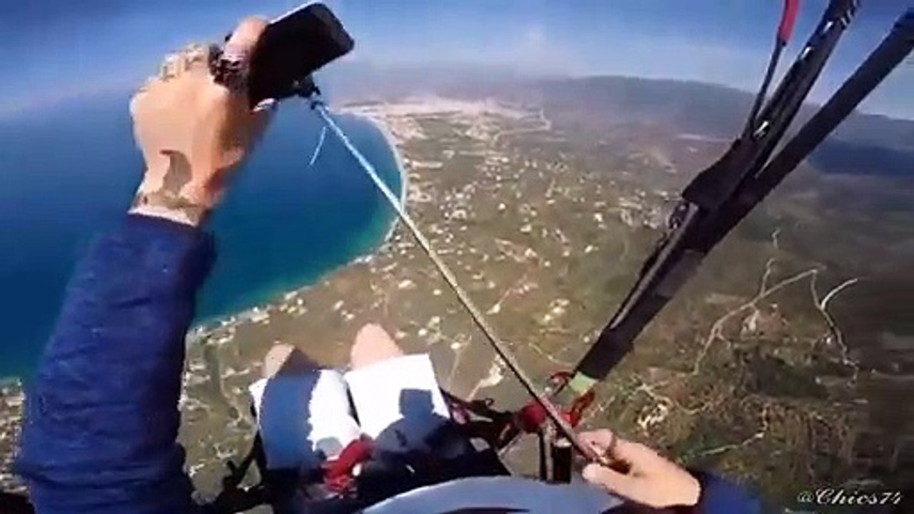 Perché à plusieurs mètres au-dessus du vide, il s'amuse à prendre un selfie