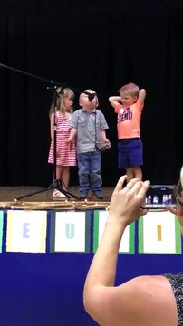 Au lieu de Twinkle twinkle , ce petit garçon décide de chanter The Imperial March de Star Wars