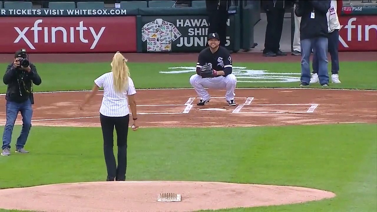 Une femme frappe le photographe avec la balle lors du lancement de la première balle du match