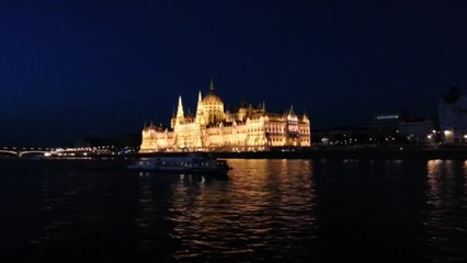 세계적 명소 다뉴브강, 넘치는 유람선 '위험'  / YTN