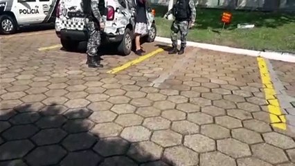 Homem é flagrado se masturbando no Lago Municipal