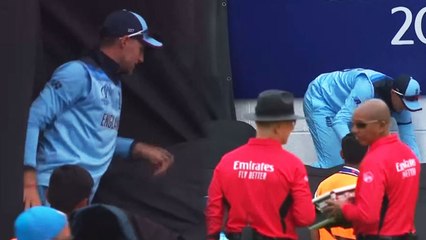 World Cup 2019 ENG vs SA: Joe Root goes under sightscreen to fetch the ball| वनइंडिया हिंदी