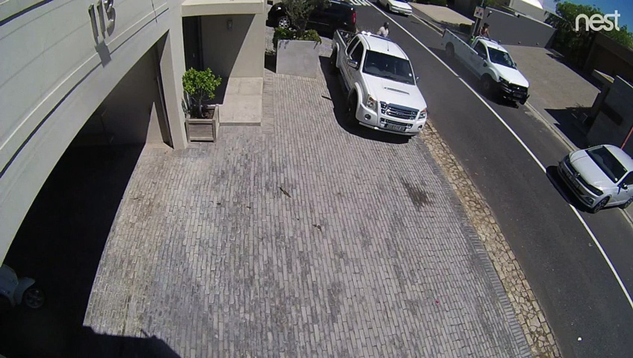 Frein à main oublié, la voiture sort du garage sur la route toute seule !