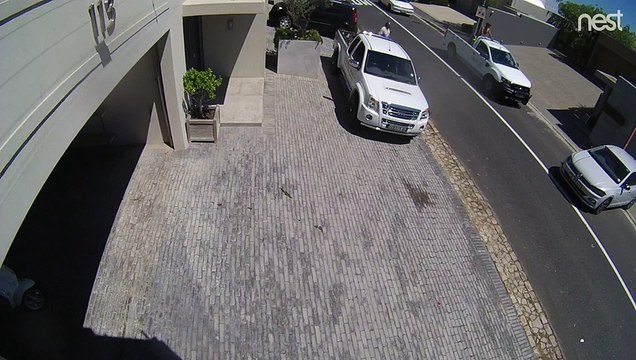 Frein à main oublié, la voiture sort du garage sur la route toute seule !