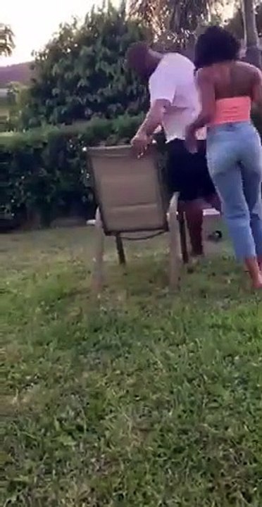 Chaises musicales... il enlève la chaise au dernier moment !