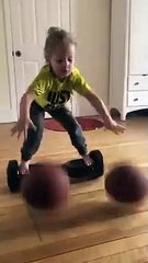 Video herunterladen: Cette fillette dribble 2 ballons en équilibre sur un hoverboard ! Basketball